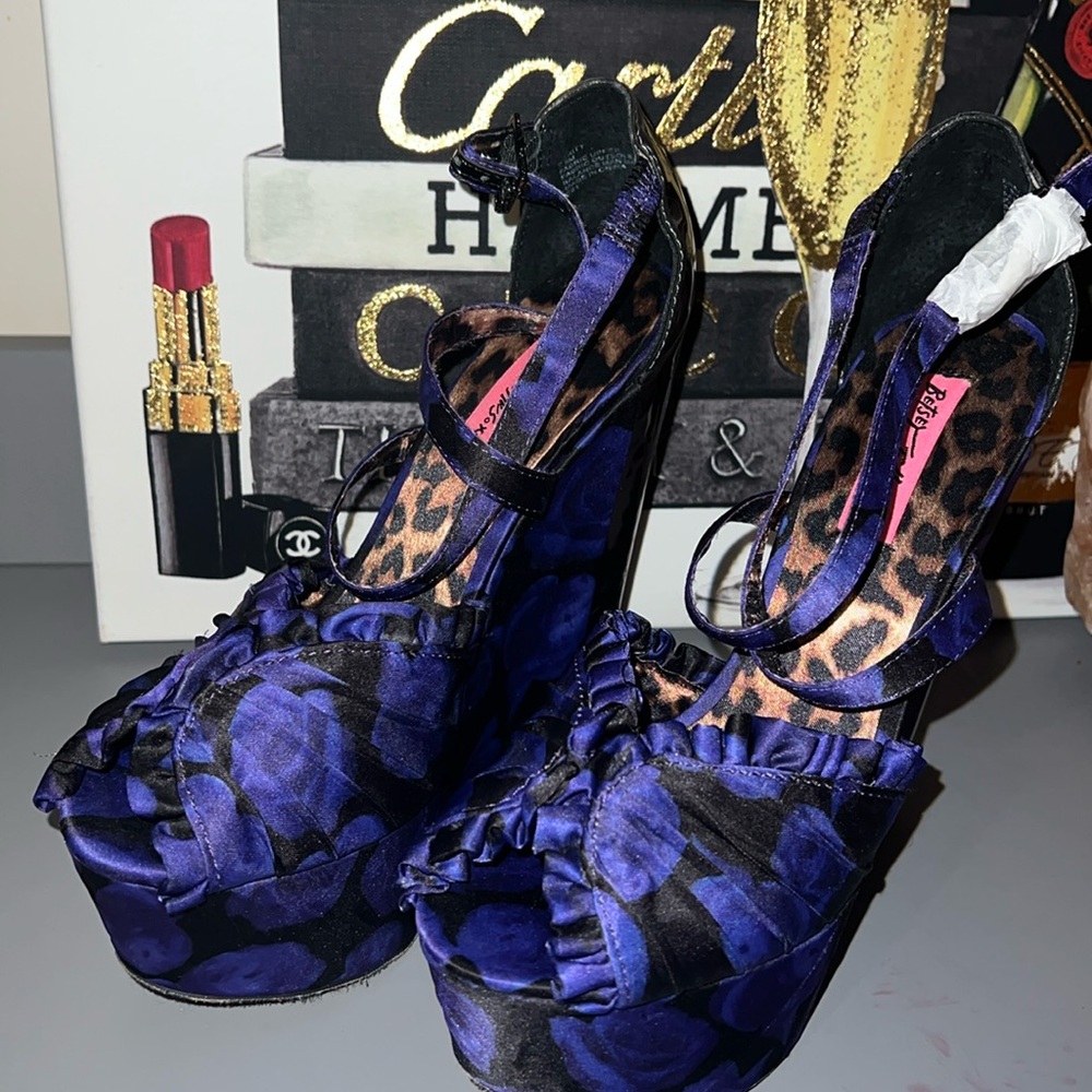 New Betsey Johnson Rare Purple Floral Peep Toe Platform Wedges with Leopard Sole